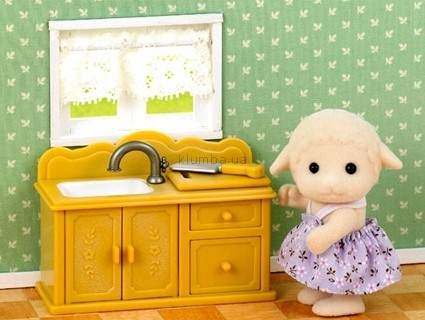 Детская игрушка Sylvanian Families Сестра овечки возле кухонной мойки