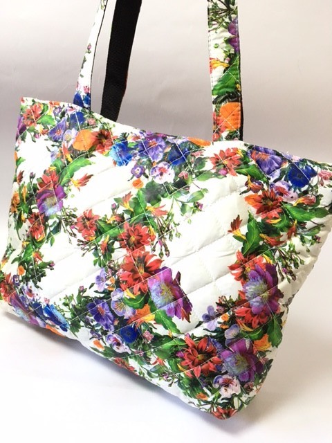 Яркая сумка с цветами