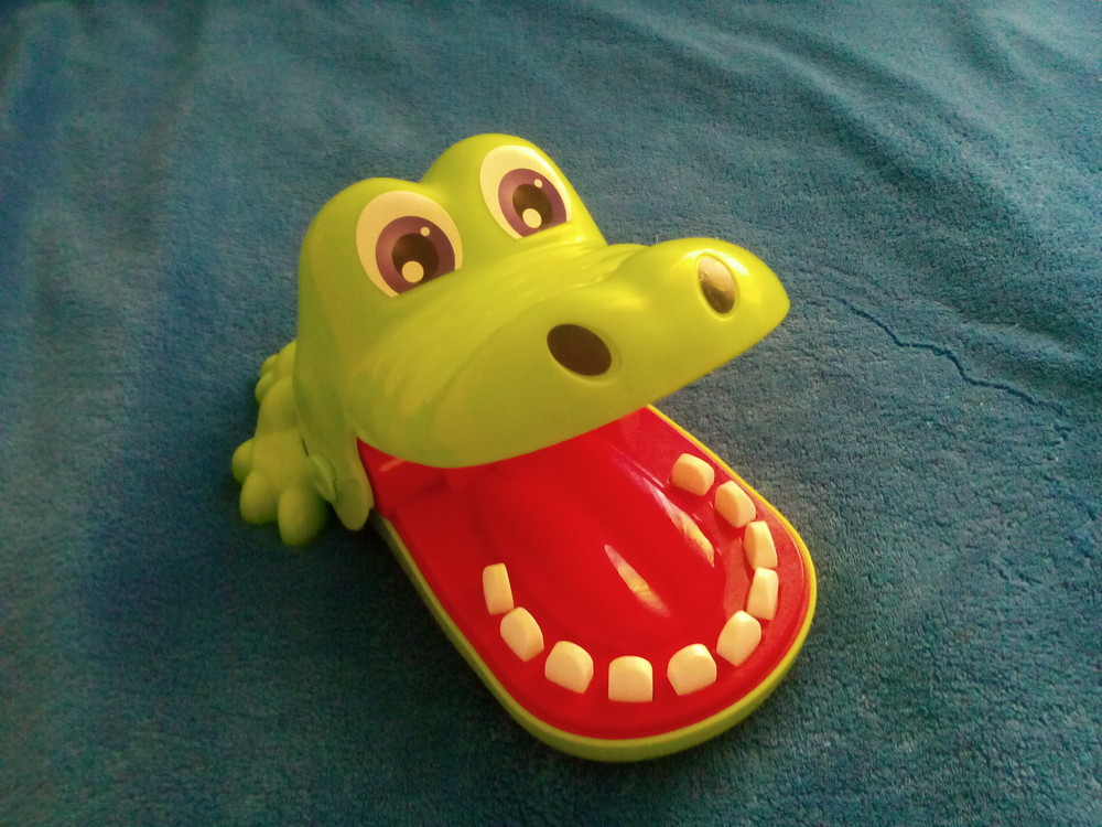 Крокодил нажимать на зубы. Крокодил дантист. Игрушка Крокодильчик нажимать на зубы. Игрушка крокодил нажимать на зубы. Игрушку Крокодильчик нажми на зуб.