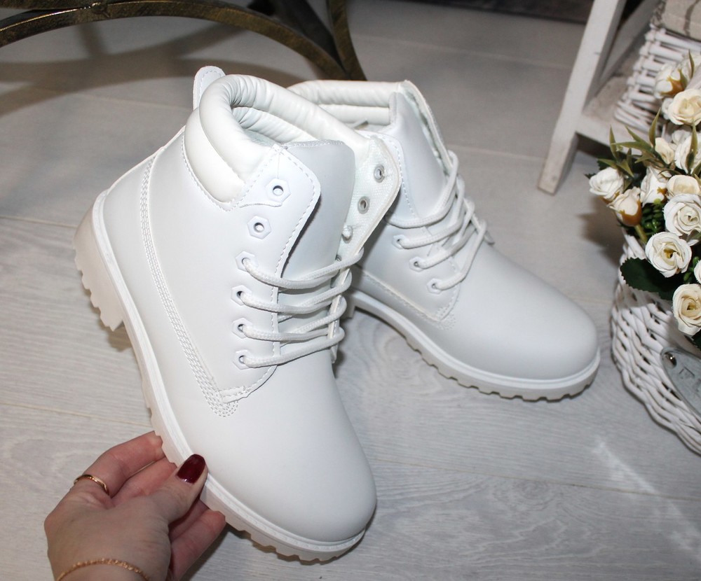 Светлые ботинки купить. Белые осенние ботинки женские. Ботинки женские белые осень. Белые весенние ботинки женские. Белые кожаные ботинки женские.