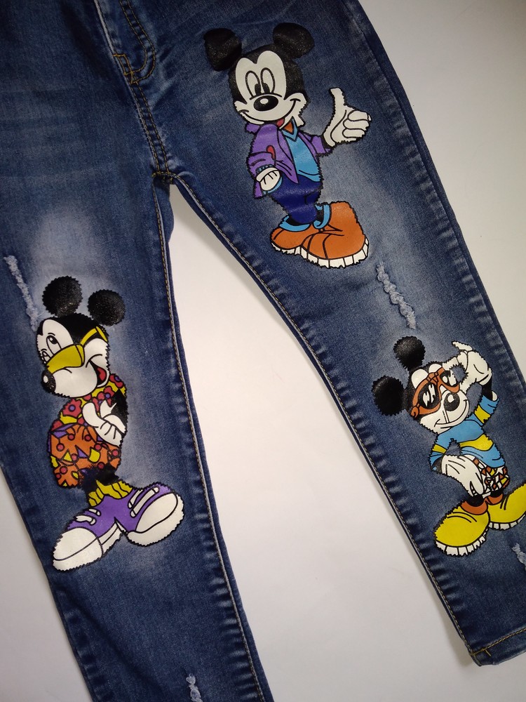 Джинсы маусы. Mickey Mouse джинсы. Джинсы с Микки Маусом. Микки на джинсах. Джинсы с Микки Маусом детские.