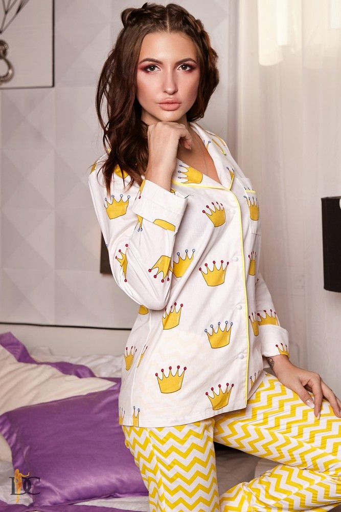 Пижама р. Желтая пижама женская. Желтая пижама тёплая. Теплая мягкая желтая пижама. Девушка в желтой пижаме.