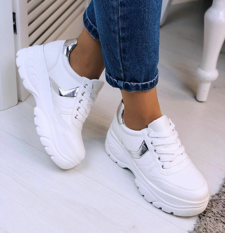 Белые женские кроссовки на платформе