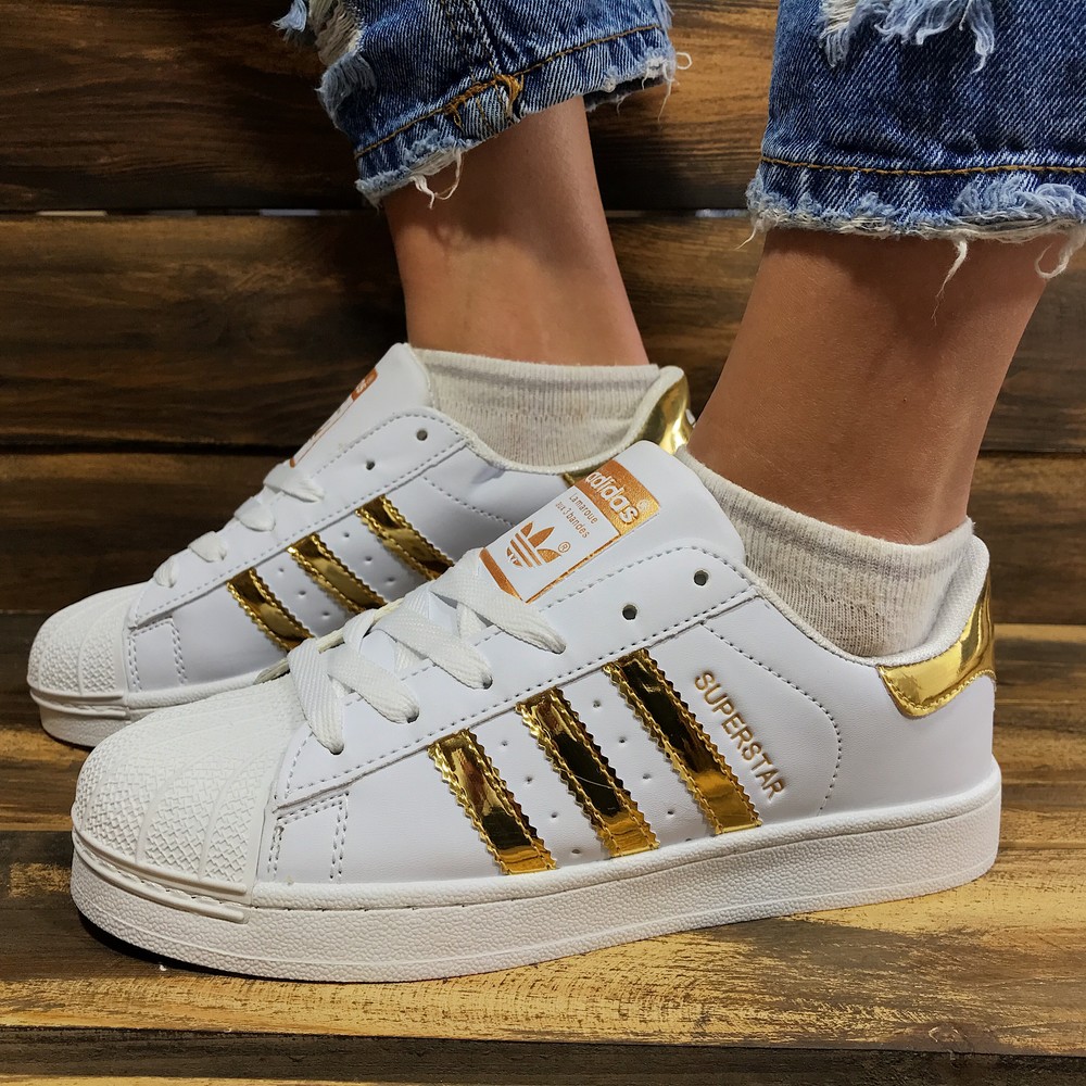 Superstar новая версия. Adidas Superstar. Адидас суперстар женские. Adidas Superstar Gold. Кроссовки адидас женские золотые.