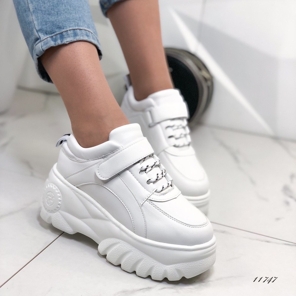 Красивые белые кроссовки
