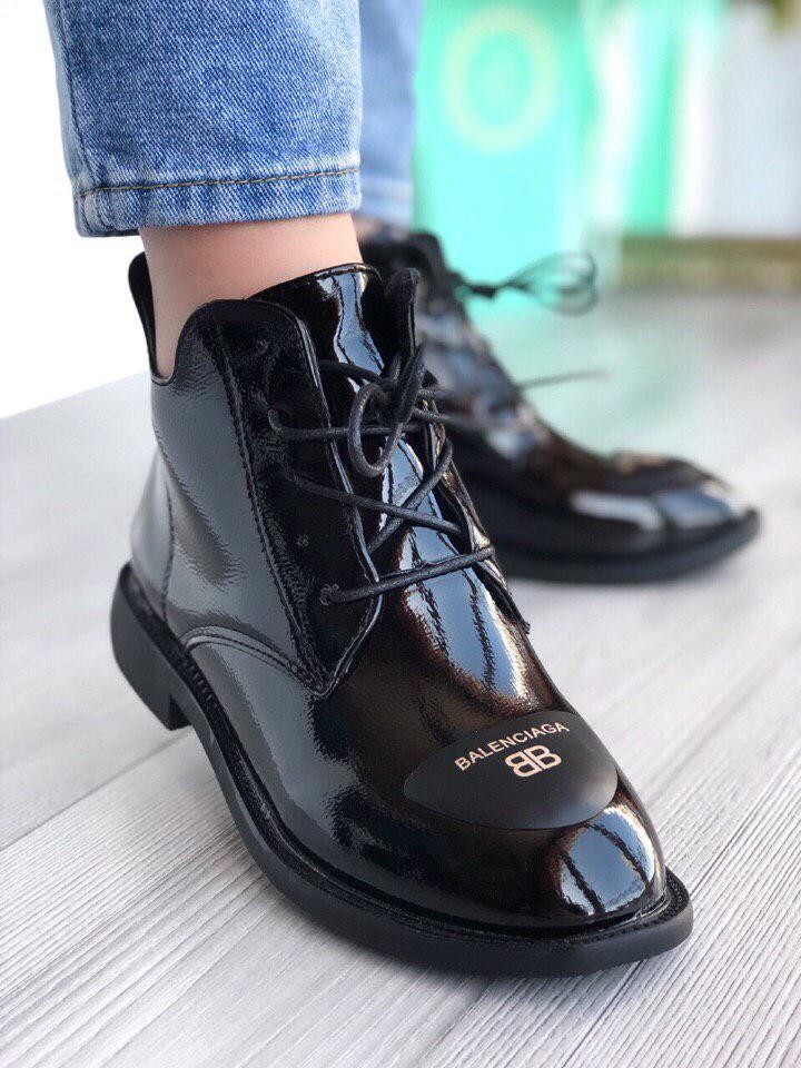 Черные лаковые ботинки