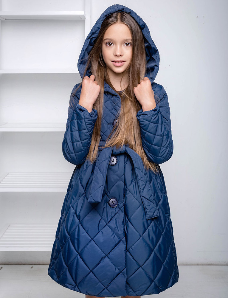Длинное пальто для девочки. Стеганое пальто для девочки. Детское стеганое пальто. Пальто стеганное детское. Синее стеганое пальто.