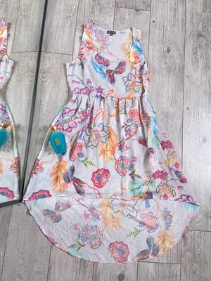 Розпродаж магазину! Класна сукня у квіти шлейф