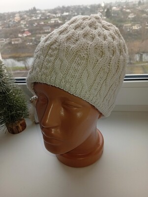 Вязана шапка в кремовому кольорі