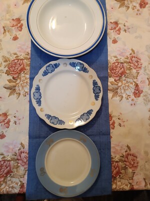 В лоті 3 тарілочки з синім орнаментом з позолотою