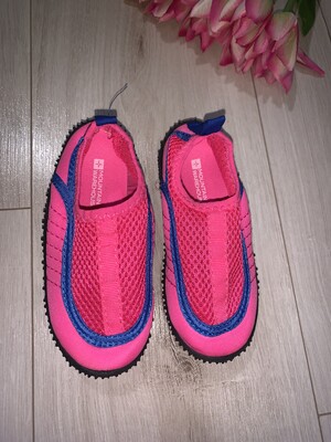 В ідеалі аквашузи ,устілка 16,5см.