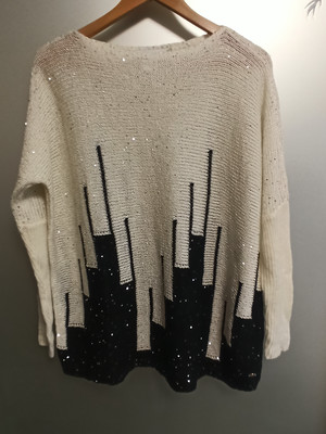 Свитер с блесками,новый.